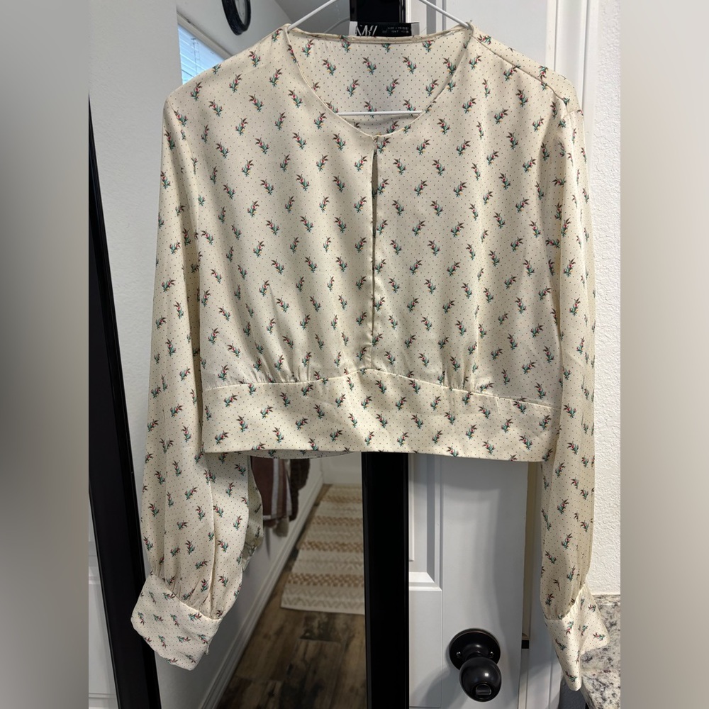 Crop top long sleeved.